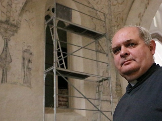 W prezbiterium odsłonięto okna, które zamurowano pół wieku temu. Proboszcz ks. kan. Marek Walczak planuje już kolejne inwestycje. 