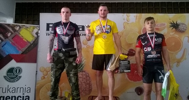 Kacper Miąsko (Grappler Grudziądz, w środku) w Mistrzostwach Polski Północnej w Brazylijskim Ju Jitsu w Gdańsku wygrał rywalizację w wadze do 70 kg i zdobył złoto 