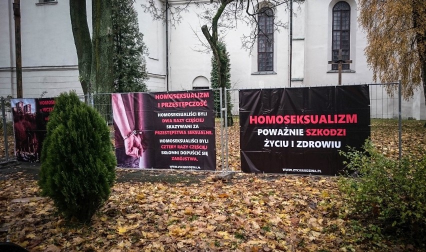 Homofobiczna wystawa stanęła przy kościele pw. Nawrócenia...