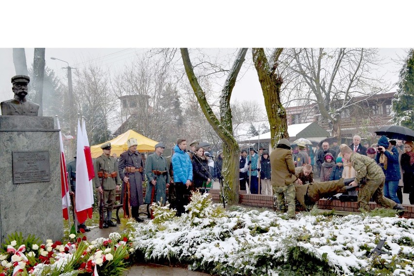 Na zakończenie uroczystości Andrzej Mierzwiński wspólnie z...