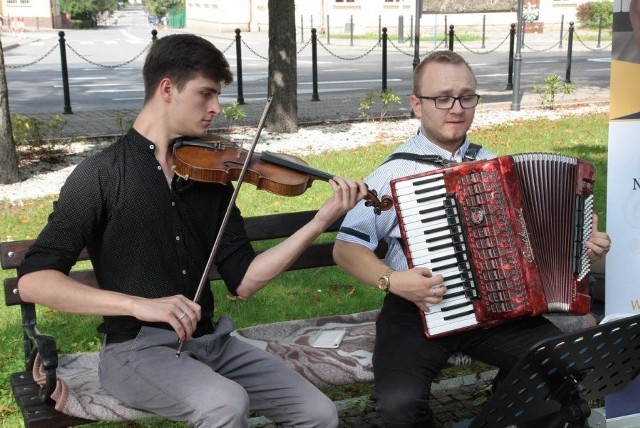 Stalowowolskiemu akordeoniście Damianowi Brykowi towarzyszył Jakub Buczyński z akompaniamentem skrzypiec
