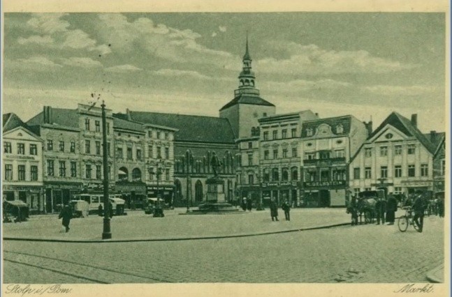 Lata przed 1945 rokiem. Widok na Stary Rynek z kościołem...