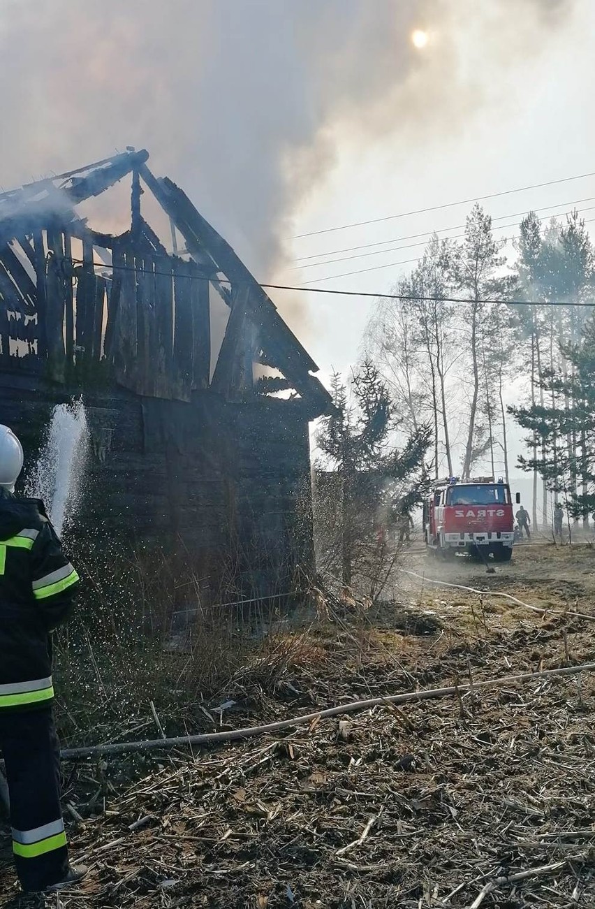 Pożar w Jeleniach, 26.02.2022. Zginęła jedna osoba. Doszło do podpalenia, policja zatrzymała sprawcę. Grozi mu dożywocie