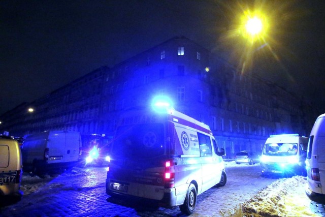 Ogień pojawił się około godziny 23:00 we wtorek w mieszkaniu na drugim piętrze w bloku przy ul. Sokolej 17 (zdjęcie ilustracyjne)