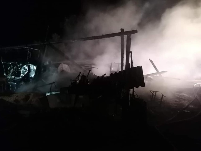 W Kupnej koło Przemyśla spłonęła stodoła i sprzęt rolniczy. Poparzone zostały dwie osoby! [ZDJĘCIA]