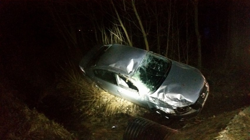 Szczuczyn - Świdry Awissa. Dachowanie passata. Auto wpadło do rowu (zdjęcia)