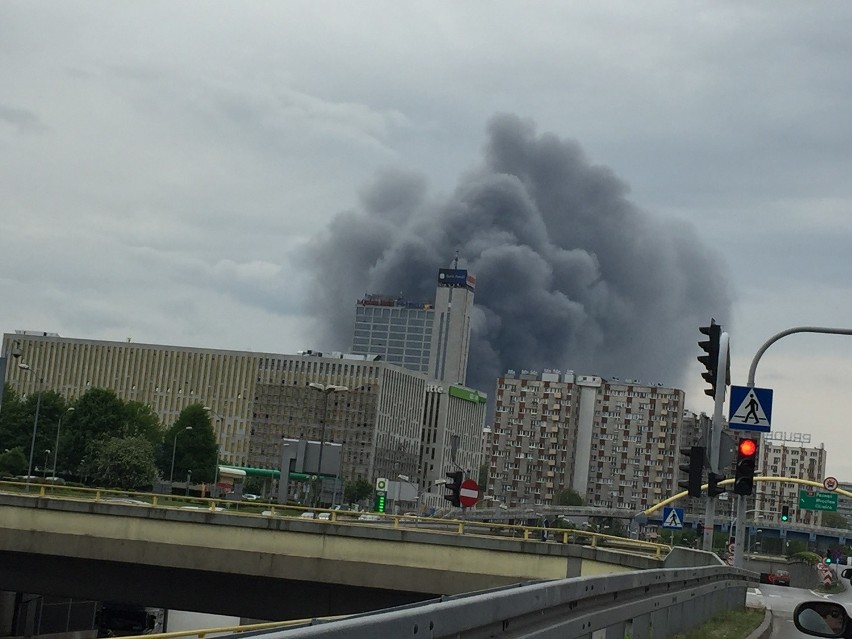 Pożar w Katowicach 13.05.2016. Pożar hali na ul. Żeliwnej