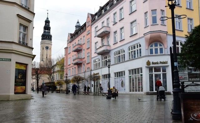 Centrum Zielonej Góry cały czas się zmienia. Jedne sklepy znikają, by w ich miejsce pojawiały się kolejne. Podobnie jest z kawiarniami. Niektóre nie wytrzymują próby czasu i znikają z gastronomicznej mapy Zielona Góry. Na ich miejsce jednak powstają nowe. Przeszliśmy się starym mieście, by sprawdzić, co się wkrótce zmieni. Zobacz w naszej galerii!Zobacz też: Najnowszy Magazyn Informacyjny GL (17.11.2017)