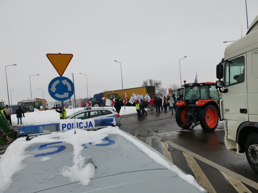 Policjanci zabezpieczają protest i kierują samochody na...