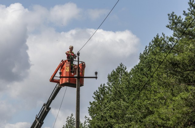 Służby energetyki walczą ze skutkami wichur które przeszły przez kraj 19 lutego. W Grudziądzu blisko 200 odbiorców wciąż bez prądu (dane na godz. 12.30 z poniedziałku 21 lutego).