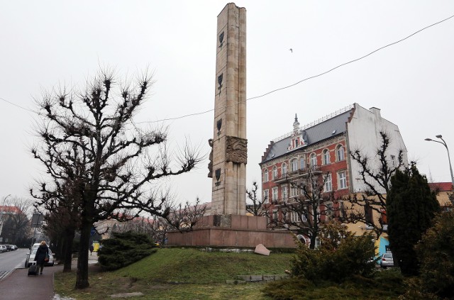 2006 r. Prof. Tadeusz Białecki zaproponował zwieńczenie obelisku orłem. Za był  wieloletni prezydent, Jan Stopyra, ale przeciwko konserwator zabytków i ówczesny wojewoda z ramienia PiS