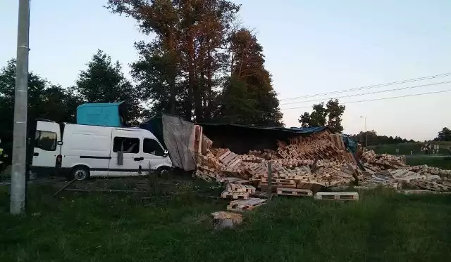 Wypadek w Brzeźnicy w gminie Kozienice. TIR uderzył w busa