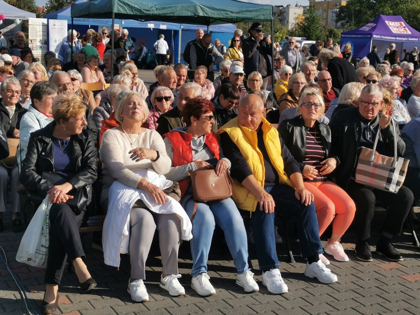 Najstarsi mieszkańcy Łomży bawili się na 7. edycji Seniorady. Impreza przyciągnęła tłumy [ZDJĘCIA]