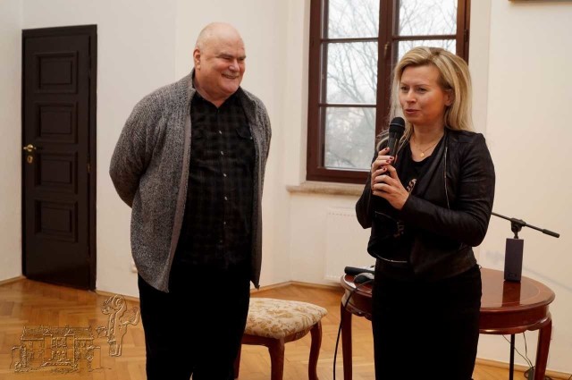 Wykład w siedzibie muzeum dał profesor Andrzej Bieńkowski. Obok dyrektor szydłowieckiej instytucji Aneta Oborny.