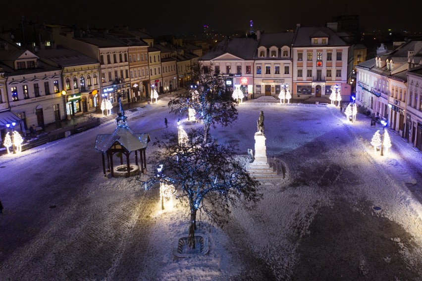 Rzeszowski rynek w zimowej scenerii [ZDJĘCIA]