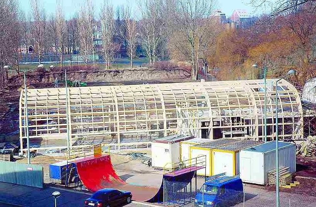 Budowa centrum rekreacyjnego powinna się zakończyć w październiku tego roku. Sylwetka hali łuczniczej, która powstanie w pierwszej kolejności, to już najbardziej widoczny fragment inwestycji.