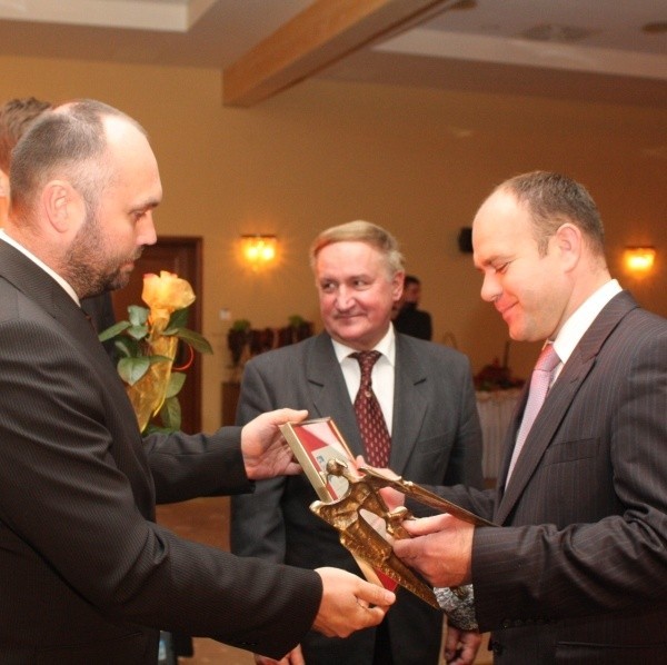 Prezes zarządu firmy Strunobet - Migacz Krzysztof Koza odebrał statuetkę z rąk członka kapituły Dariusza Michalaka.