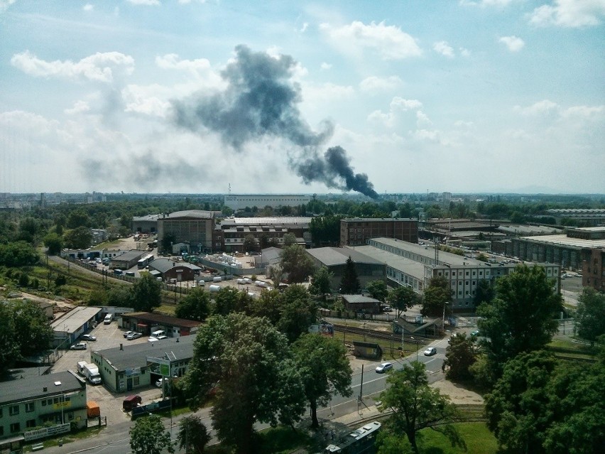 Wrocław: Pożar w Hutmenie przy Grabiszyńskiej. Było realne zagrożenie wybuchem (FILMY, ZDJĘCIA)
