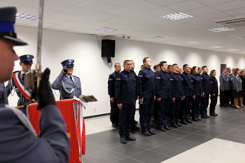 Nowi policjanci w lubelskim garnizonie złożyli ślubowanie. Wkrótce rozpoczną służbę. Zobacz zdjęcia