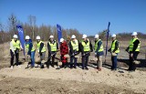 Pierwsze łopaty wbite. W gminie Baranów Sandomierski rozpoczęła się budowa łącznika dróg wojewódzkich numer 872 i 985. Zobacz zdjęcia