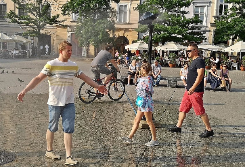 Kraków. Kurtyny wodne pomagają w upalne dni [ZDJĘCIA]