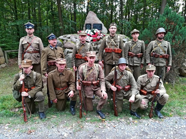 Członkowie Kozienickiego Stowarzyszenia Rekonstrukcji Historycznych również w zeszłym roku podążali Szlakiem Bojowym 31 Pułku Strzelców Kaniowskich.