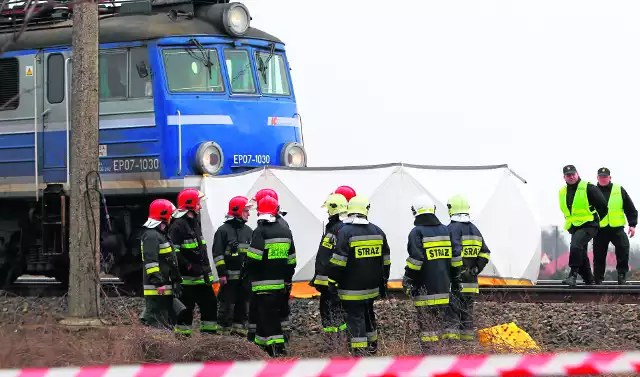Śmiertelny wypadek na przejeździe kolejowym niedaleko miejscowości Sowina/zdjęcie lustracyjne