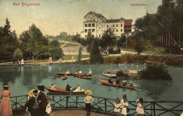 Głuchołazy, widok na sanatorium „Waldfrieden” i wypoczywających mieszkańców. Rok 1909.