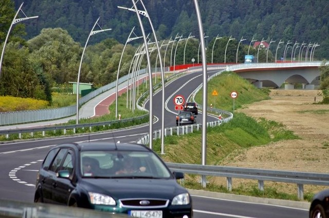 Nowy Sącz. Obwodnica otwarta, czas na nowy mostOtwarta w nocy z poniedziałku na wtorek obwodnica północna Nowego Sącza powinna przejąć ruch najcięższych samochodów, w tym wielkich tirów i odciążyć nadwyrężony most heleński