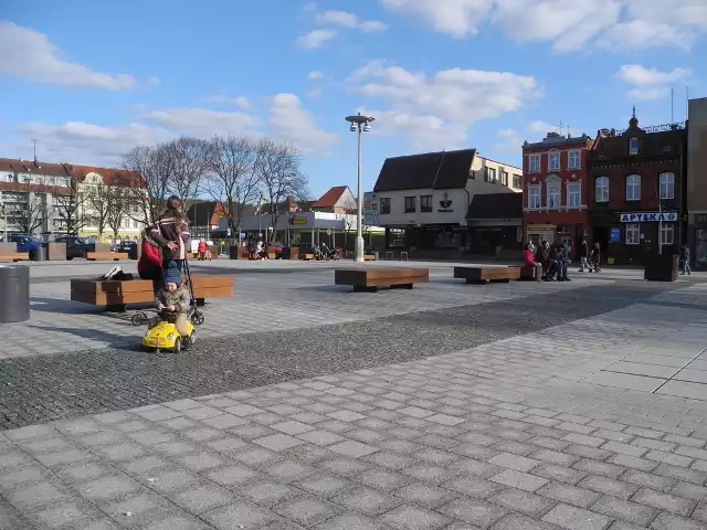 Chuliganie zabawiają się na placu Pokoju w Lęborku. Pracownicy MZGK sprzątają, ale porządek jest tylko przez chwilę.