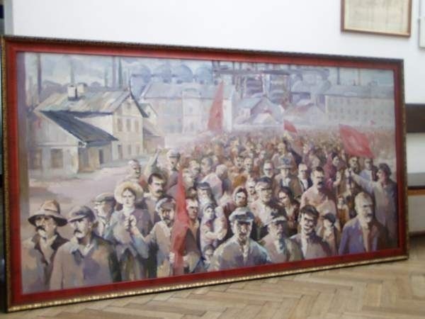 Emocje wywołał obraz autorstwa Tadeusza Szypowskiego, przedstawiający manifestujących w roku 1905 ostrowieckich robotników. Rok temu prezydent miasta Jan Szostak bezpłatnie wypożyczył obraz z muzeum.