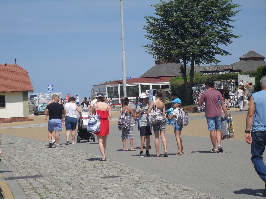 W niedzielne wczesne popołudnie ustecka plaża pełna turystów