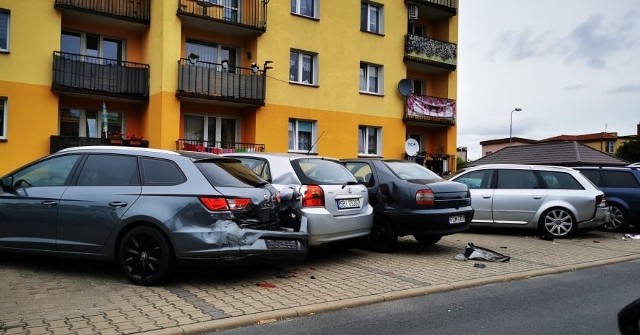 Z rana w niedzielę 1 sierpnia na parkingu na ul. Słonecznej w Kostrzynie nad Odrą mieszkańcy zauważyli... zniszczonych pięć samochodów!O sprawie poinformował nas Czytelnik. Przesłał nam zdjęcia oraz film z miejsca zdarzenia. Na nagraniu widać, jak kilka samochodów jest dosłownie poprzestawianych z zaparkowanych miejsc i mają liczne zniszczenia, a po płycie parkingowej porozrzucane są fragmenty uszkodzonych pojazdów...- Informacja o tym zdarzeniu wpłynęła do nas po godz. 11.00. Kierowca mercedesa uderzył w kilka pojazdów zaparkowanych na parkingu przy ul. Słonecznej w Kostrzynie nad Odrą i porzucił auto na ul. Papierników. Policjanci ustalają do kogo należy ten pojazd - powiedziała nam nadkom. Magdalena Ziętek z Komendy Miejskiej Policji w Gorzowie. Przeczytaj też:Tu kradną najwięcej pojazdów!