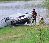 Samochód wpadł do zbiornika wodnego w Krakowie. Stoczył się tyłem do stawu w Przylasku Rusieckim
