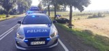 Poranny wypadek w powiecie opatowskim. Samochód uderzył w drzewo, kierowca w szpitalu
