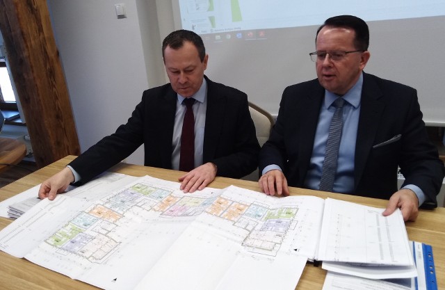 Wiesław Kąkol, burmistrz Boguchwały (z lewej) i Arkadiusz Urban, prezes KZN z Warszawy oglądają plany nowych mieszkań