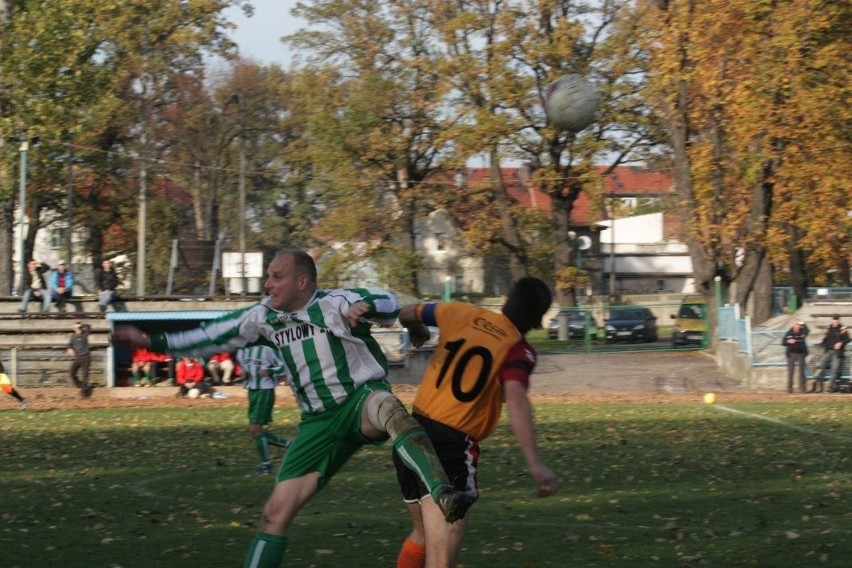 Pilka nozna. Mecz klasy okregowej Pogon Prudnik - Zryw...