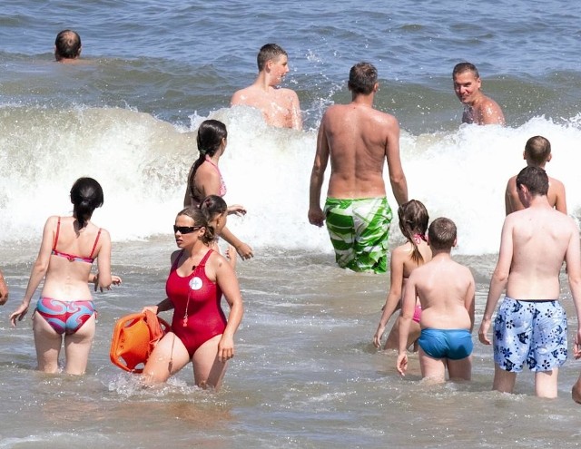 Od niedzieli w Ustce nad bezpieczeństwem plażowiczów czuwać będą ratownicy wodni.