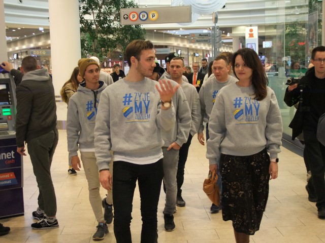 Prezes Ilona Termińska i żużlowcy Get Well uczestniczyli w akcji promocyjnej drużyny w jednym z centrów handlowych