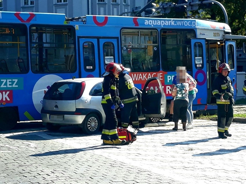 Wypadek tramwaju i samochodu na pl. Powstańców Śląskich we...