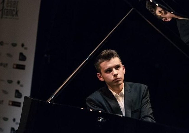 Kamil Pacholec ma 17 lat. Ma na swoim koncie udział i nagrody w wielu konkursach pianistycznych.