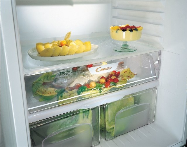 Przechowywanie żywnościW lodówce istotne jest rozmieszczenie artykułów na półkach. To dlatego, że temperatura we wnętrzu lodówki różni się w zależności od miejsca. Najzimniejsza jest dolna półka, znajdująca się nad pojemnikami na warzywa.