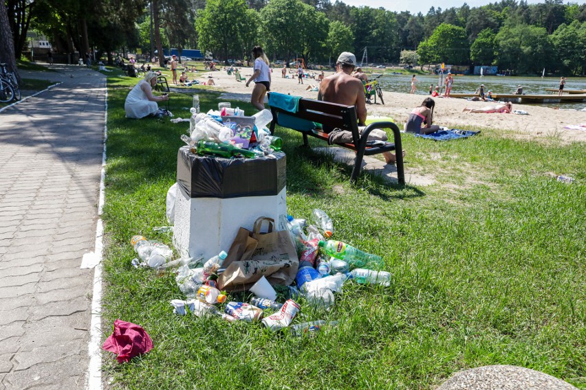 Po weekendzie ze śmieciami nad Głębokim w Szczecinie. Będzie więcej koszy na odpady?  