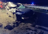 Wypadek pod Żaganiem na A18. Po zderzeniu z ciężarówką z osobówki został wrak...