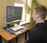W Wojewódzkiej Bibliotece Publicznej w Opolu można korzystać z ekranowego powiększalnika 