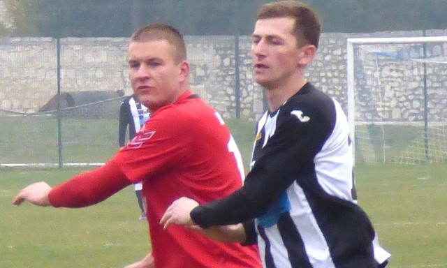 Grający prezes Piasta Andrzej Segda (z prawej) strzelił dwie bramki w sparingu.