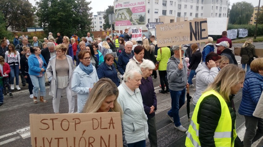 Pikieta została zorganizowana na pasach przy nieczynnej...