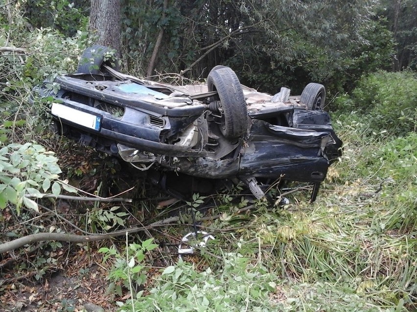 Kalnica - Kadłubówka: Wypadek samochodu osobowego. Volvo uderzyło w barierki i dachowało w rowie [ZDJĘCIA]