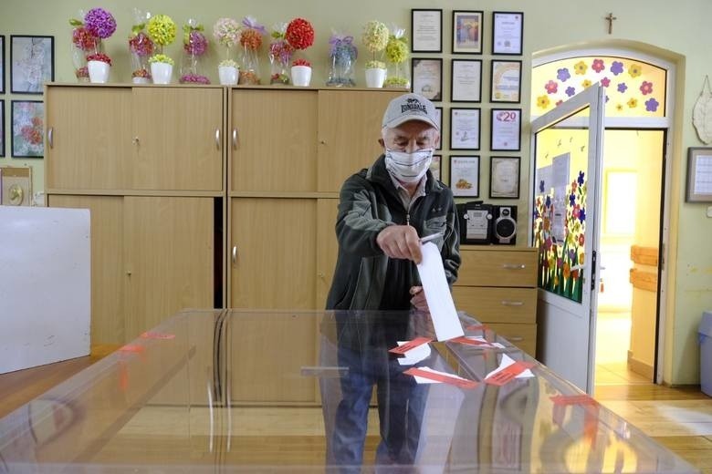 Znamy wyniki z kilku komisji w Toruniu. Zobacz który z kandydatów uzyskał więcej głosów