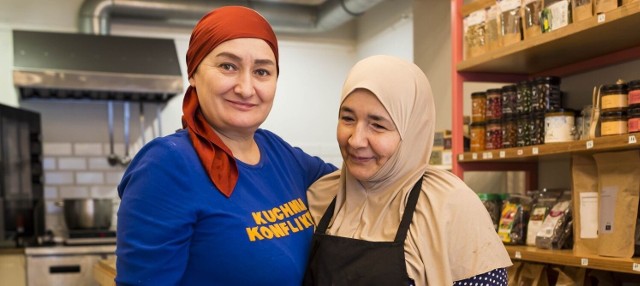 Kuchnia Konfliktu. Od ponad miesiąca za bistro-sklep odpowiada Khedi Alieva, założycielka Fundacji Kobiety Wędrowne (na zdjęciu z lewej). Przesuwaj zdjęcia w galerii gestem lub strzałkami